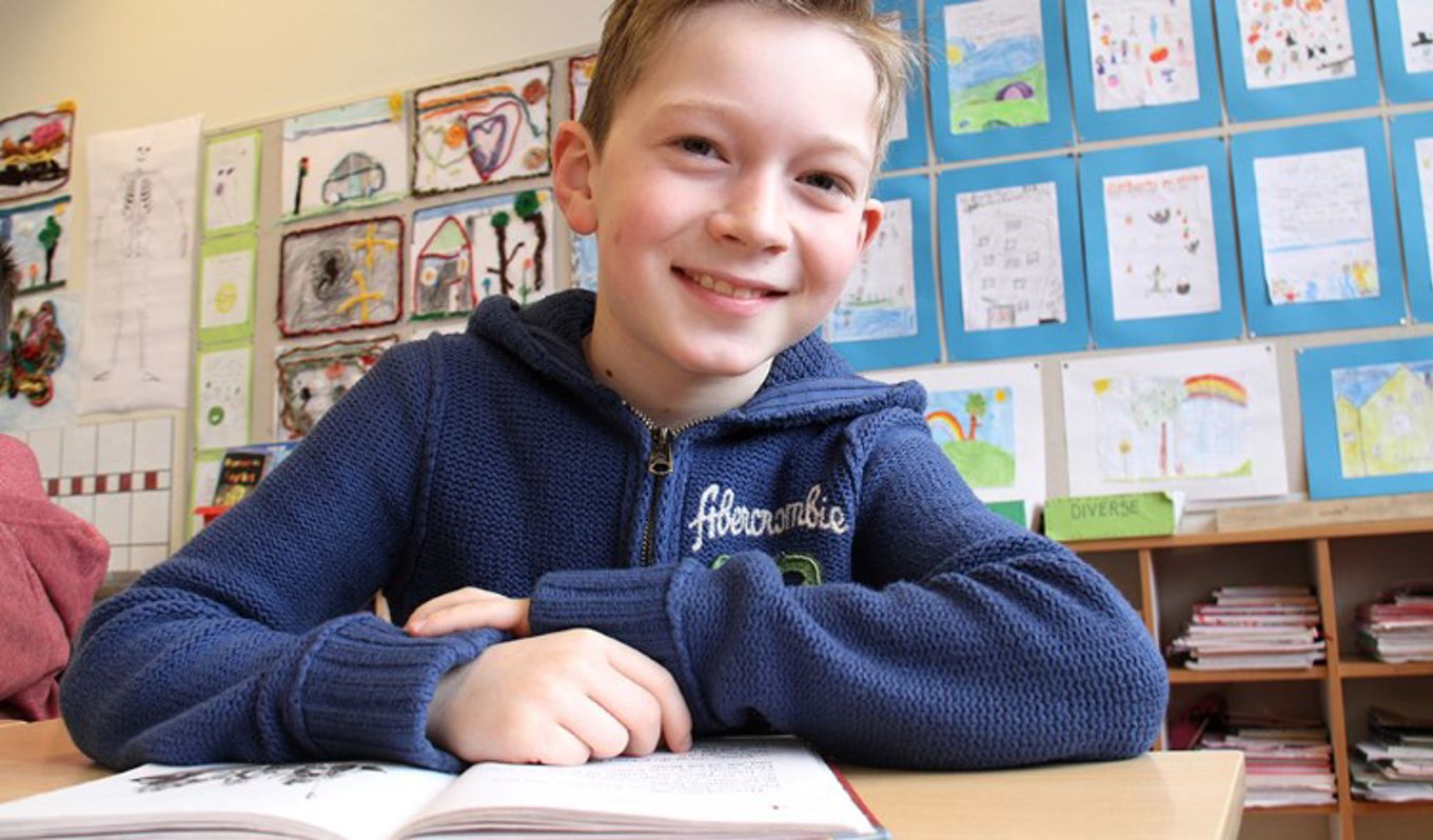 Elever arbeider i klasserom. (Foto: Heidi M. Skjebstad)