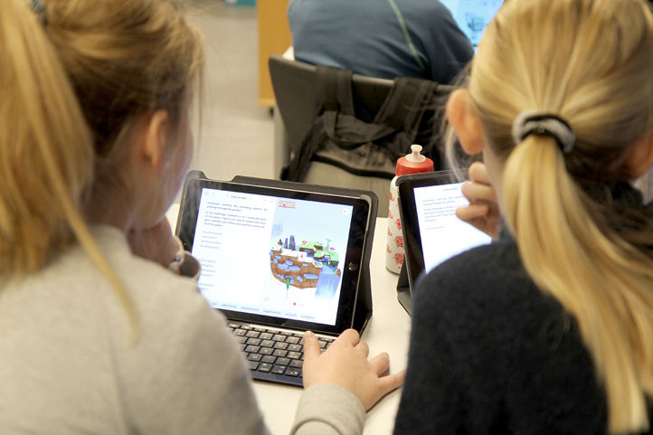 Foto: Heidi M. Skjebstad Jenter arbeider på ipad