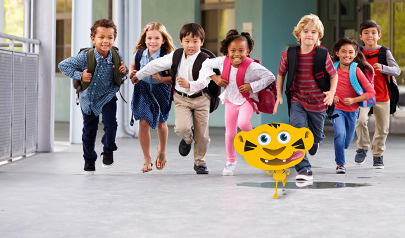 En gruppe mennesker som går med en gul og svart ballong